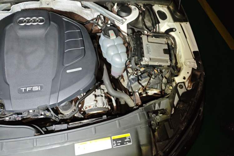 Used Audi A4L 2019 40 TFSI Fashion Edition China VI Emission Standard Engine Bay Left