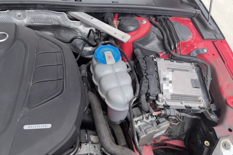 Used Audi A4L 2019 40 TFSI Fashion Edition China VI Emission Standard Engine Bay Left