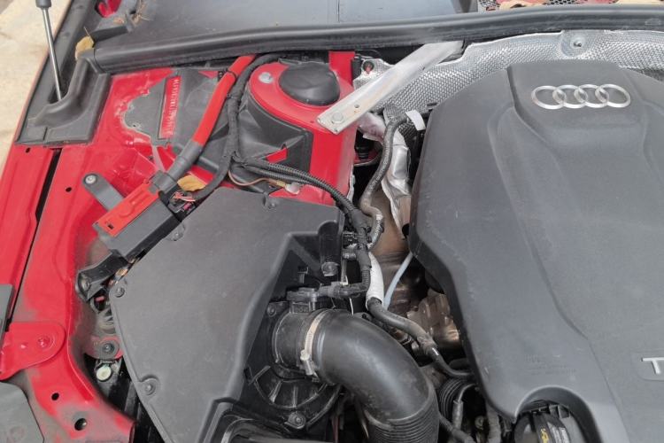 Used Audi A4L 2019 40 TFSI Fashion Edition China VI Emission Standard Engine Bay Right
