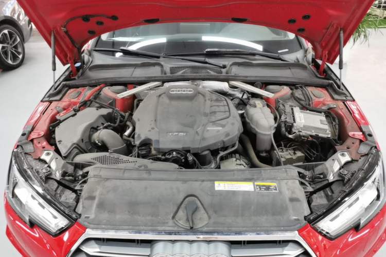 Used Audi A4L 2019 40 TFSI Fashion Edition China VI Emission Standard Engine Bay