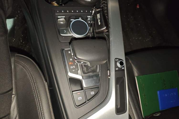 Used Audi A4L 2019 40 TFSI Fashion Edition China VI Emission Standard Gear Lever