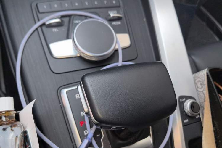 Used Audi A4L 2019 40 TFSI Fashion Edition China VI Emission Standard Gear Lever