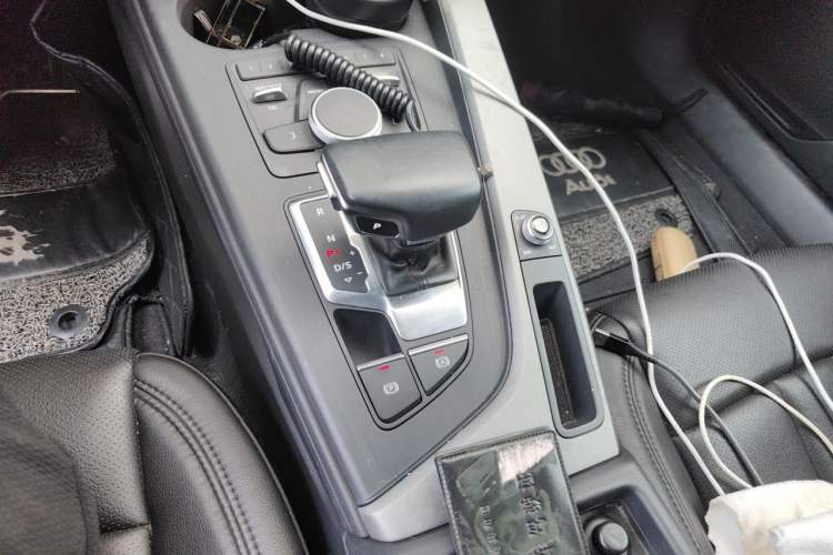 Used Audi A4L 2019 40 TFSI Ambition China VI Gear Lever