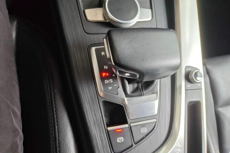 Used Audi A4L 2019 40 TFSI Fashion Version China V Gear Lever