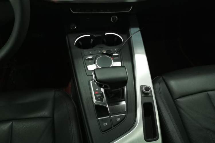 Used Audi A4L 2019 40 TFSI Fashion Edition China VI Emission Standard Gear Lever