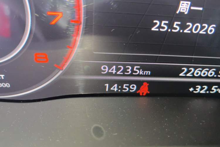 Used Audi A4L 2019 40 TFSI Fashion Edition China VI Emission Standard Odometer Close Up