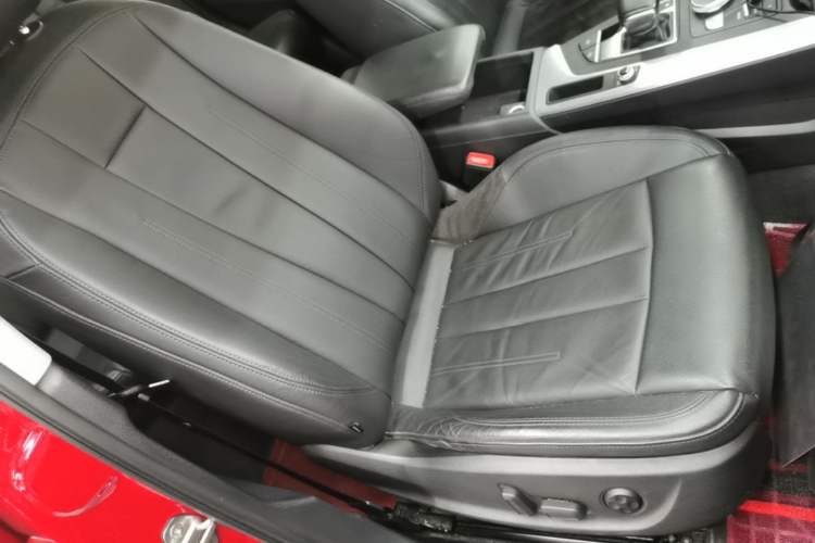 Used Audi A4L 2019 40 TFSI Fashion Edition China VI Emission Standard Right Front Seat