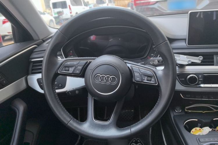 Used Audi A4L 2019 40 TFSI Fashion Edition China VI Emission Standard Steering Wheel