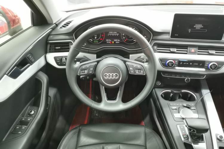 Used Audi A4L 2019 40 TFSI Fashion Edition China VI Emission Standard Steering Wheel