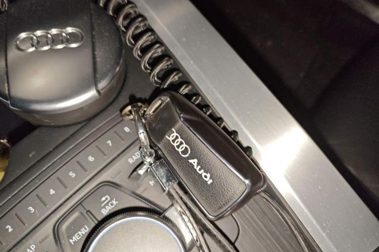 Used Audi A4L 2019 40 TFSI Fashion Edition China VI Emission Standard Vehicle Key