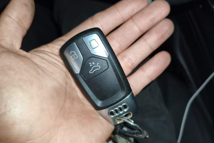 Used Audi A4L 2019 45 TFSI quattro Individual Sport Edition China VI Vehicle Key