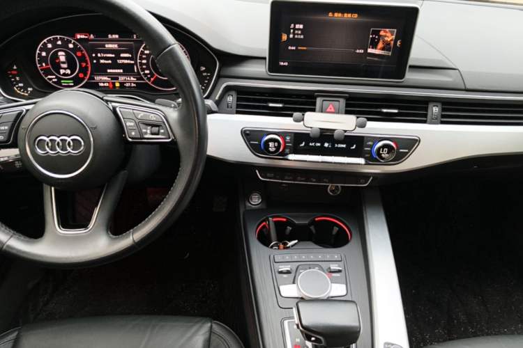 Used Audi A4L 2019 40 TFSI Fashion Edition China VI Emission Standard Audio And AC Panel
