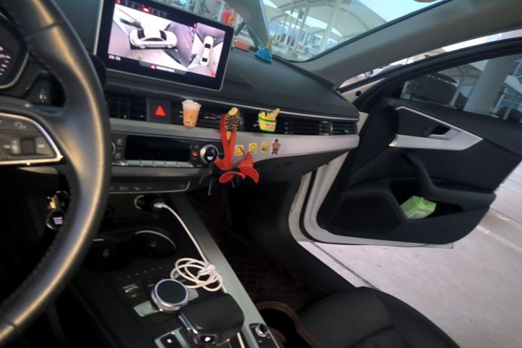 Used Audi A4L 2019 40 TFSI Fashion Edition China VI Emission Standard Audio And AC Panel