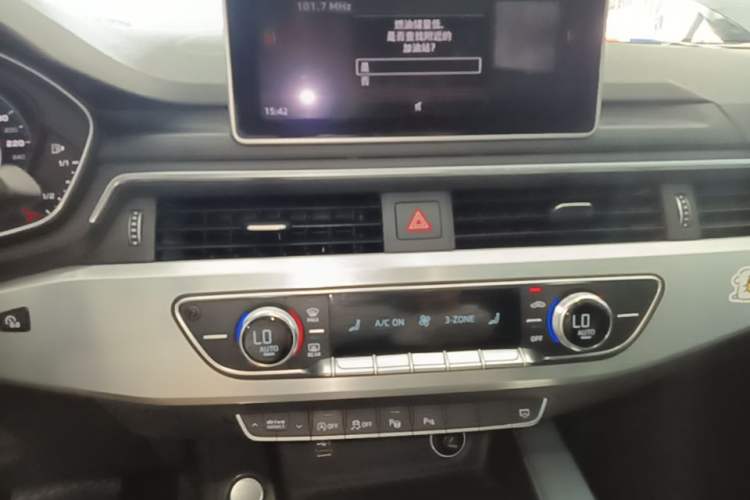 Used Audi A4L 2019 40 TFSI Fashion Edition China VI Emission Standard Audio And AC Panel