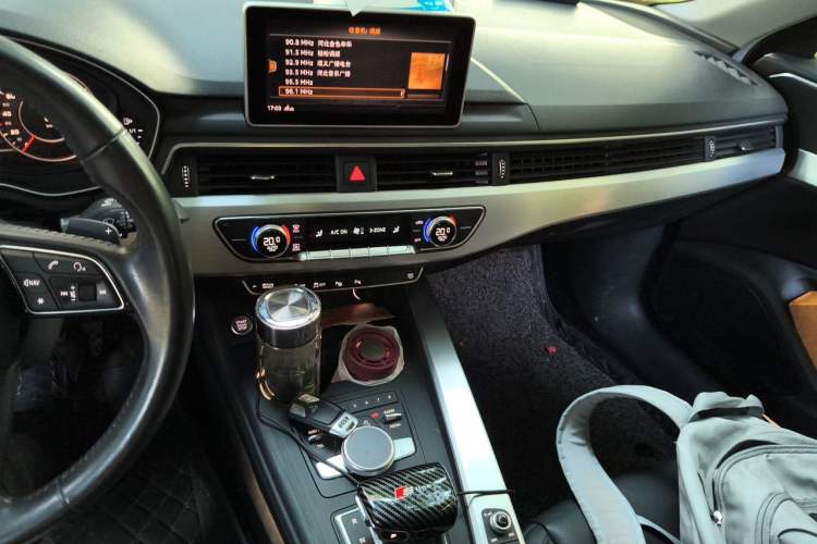 Used Audi A4L 2019 40 TFSI Fashion Edition China VI Emission Standard Audio And AC Panel