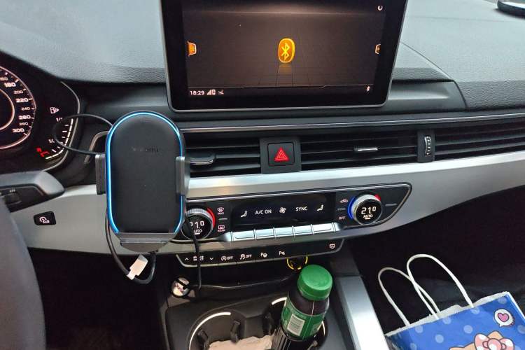 Used Audi A4L 2019 40 TFSI Fashion Edition China VI Emission Standard Audio And AC Panel