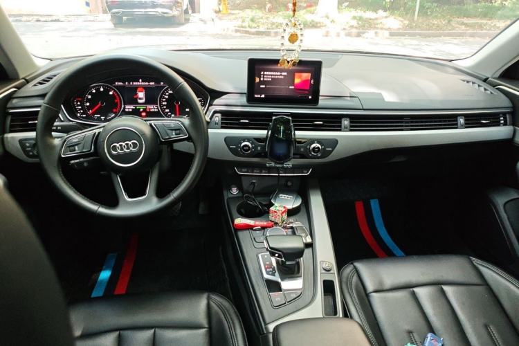 Used Audi A4L 2019 40 TFSI Ambition China VI Center Console