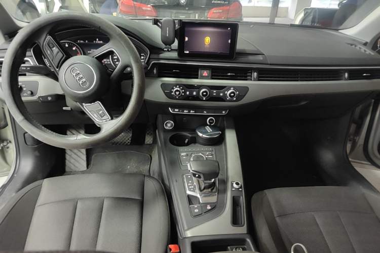 Used Audi A4L 2019 40 TFSI Ambition China VI Center Console