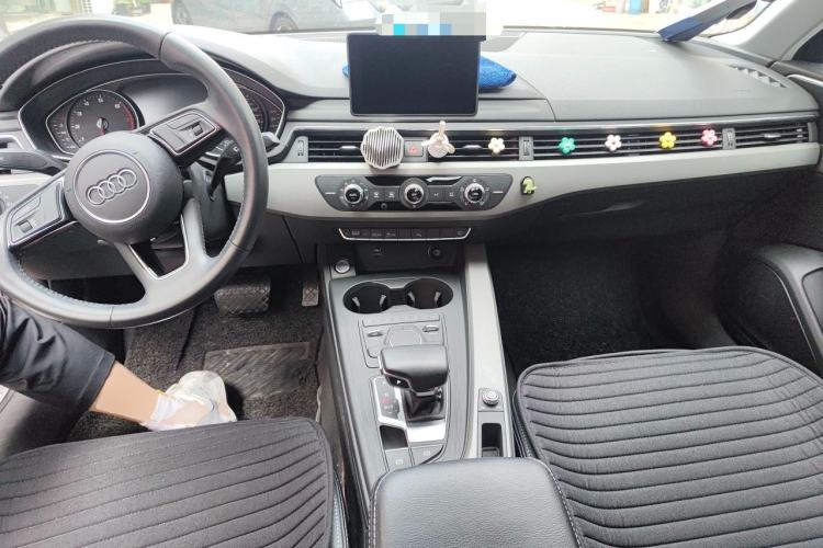 Used Audi A4L 2019 40 TFSI Ambition China VI Center Console