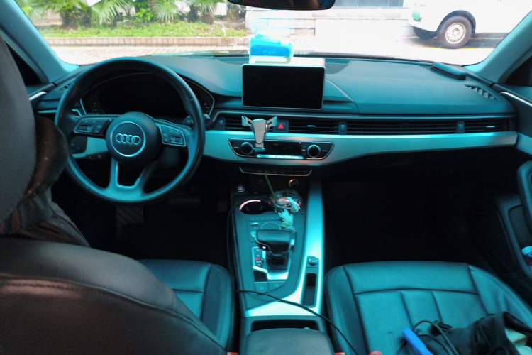 Used Audi A4L 2019 40 TFSI Fashion Edition China VI Emission Standard Center Console