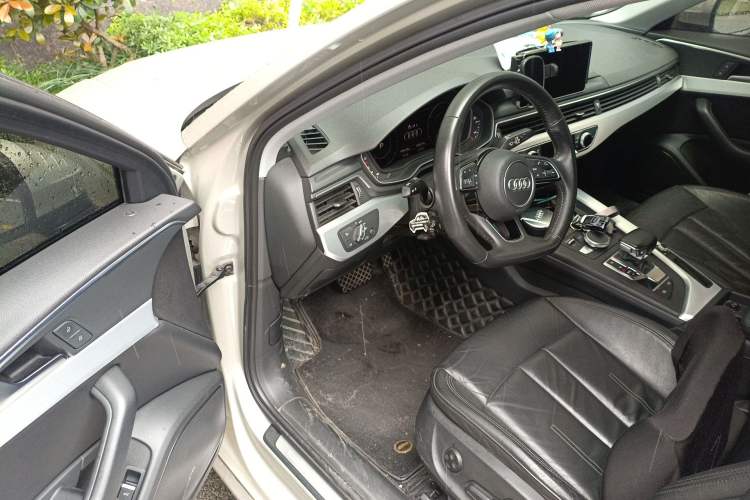 Used Audi A4L 2019 40 TFSI Fashion Edition China VI Emission Standard Driver Seat