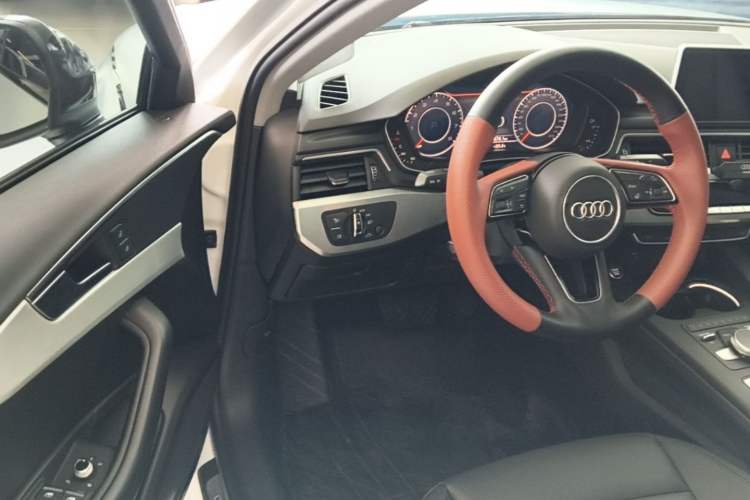 Used Audi A4L 2019 40 TFSI Fashion Edition China VI Emission Standard Driver Seat