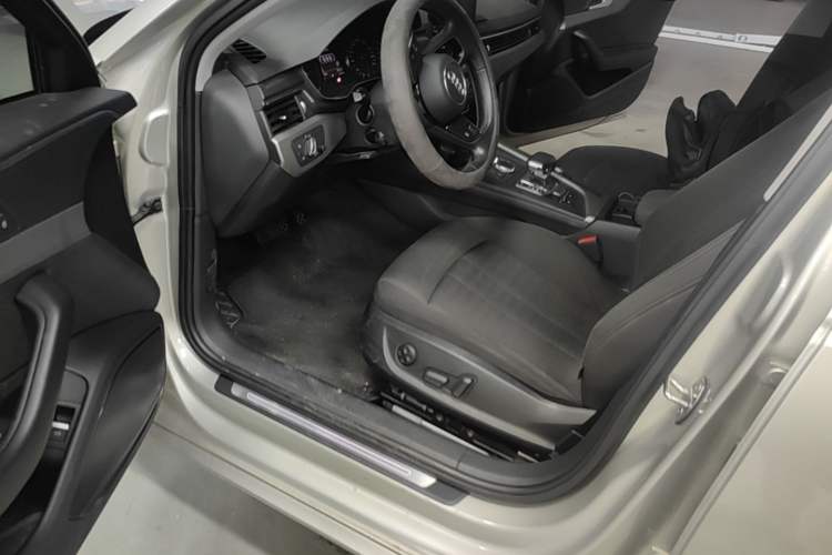 Used Audi A4L 2019 40 TFSI Ambition China VI Driver Seat