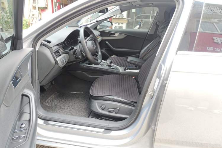 Used Audi A4L 2019 40 TFSI Ambition China VI Driver Seat
