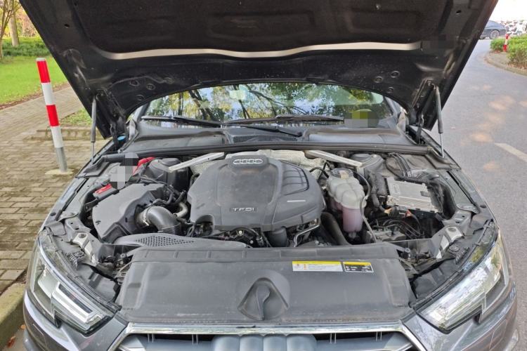 Used Audi A4L 2019 40 TFSI Fashion Edition China VI Emission Standard Engine Bay