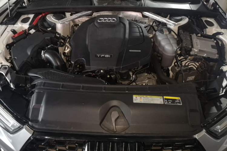 Used Audi A4L 2019 40 TFSI Fashion Edition China VI Emission Standard Engine Bay
