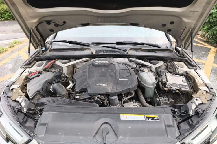 Used Audi A4L 2019 40 TFSI Fashion Edition China VI Emission Standard Engine Bay