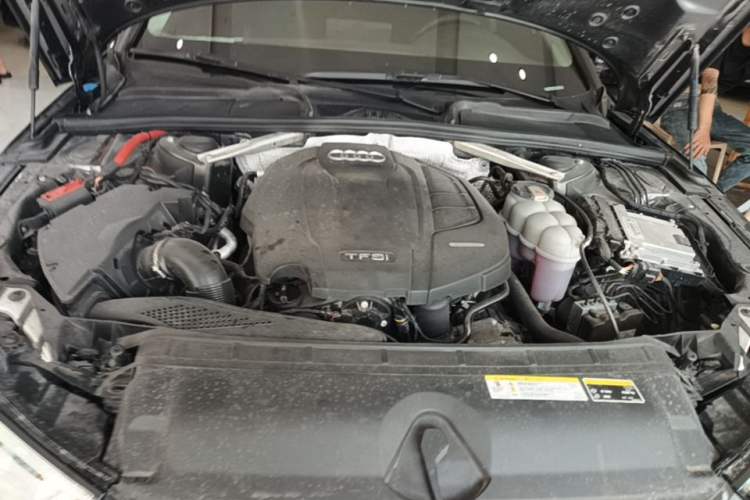 Used Audi A4L 2019 40 TFSI Fashion Edition China VI Emission Standard Engine Bay