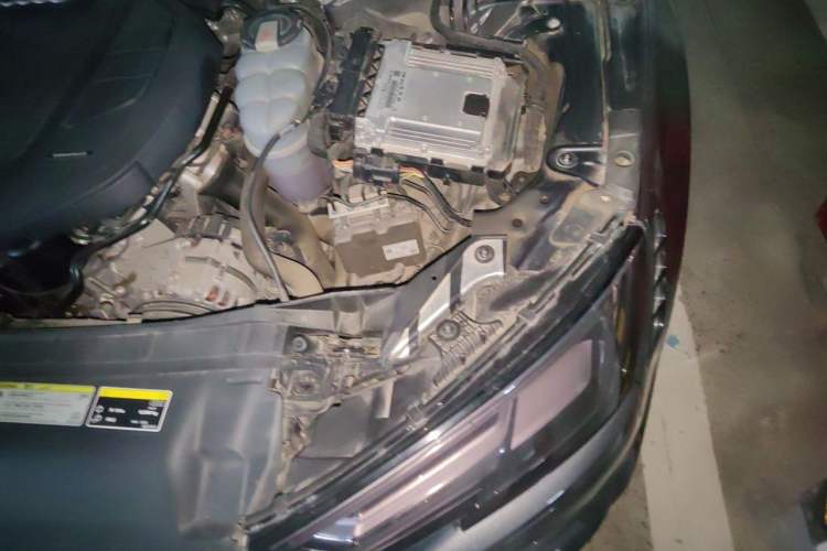 Used Audi A4L 2019 40 TFSI Fashion Edition China VI Emission Standard Engine Bay Left
