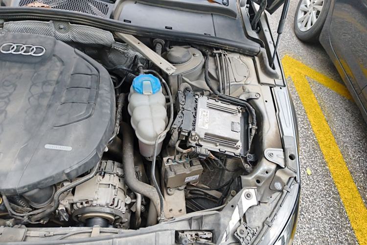 Used Audi A4L 2019 40 TFSI Fashion Edition China VI Emission Standard Engine Bay Left