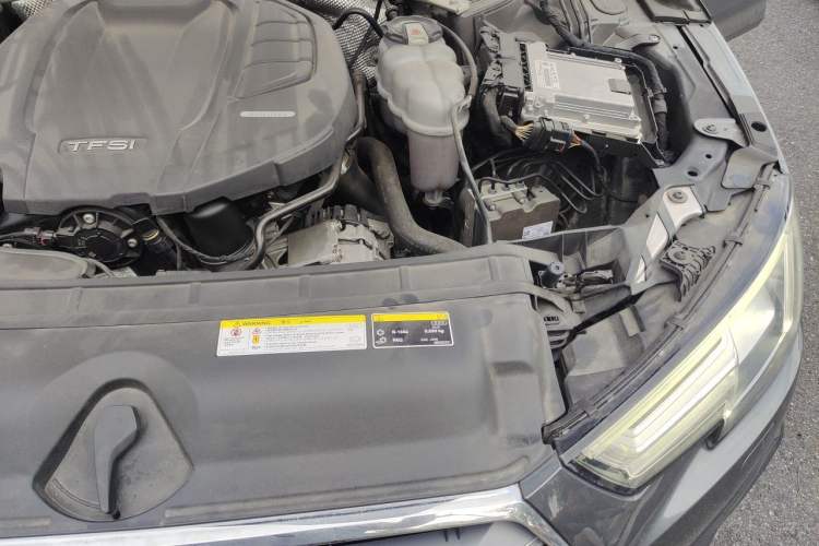 Used Audi A4L 2019 40 TFSI Fashion Edition China VI Emission Standard Engine Bay Left