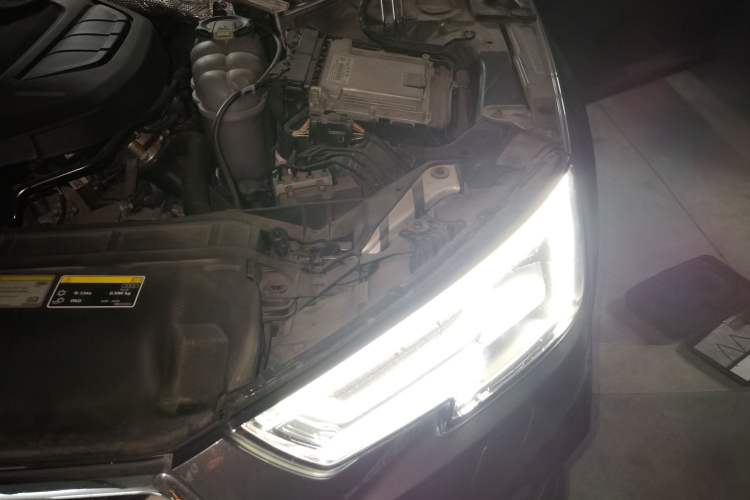Used Audi A4L 2019 40 TFSI Fashion Edition China VI Emission Standard Engine Bay Left