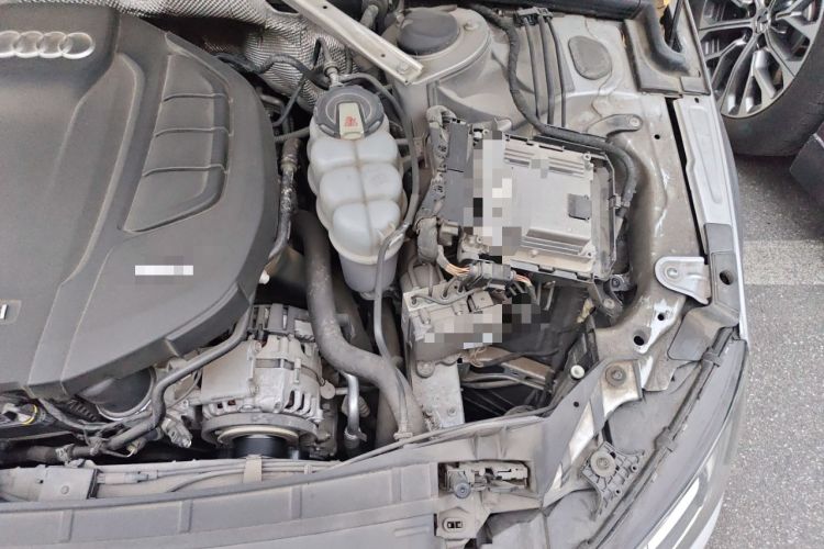Used Audi A4L 2019 40 TFSI Fashion Edition China VI Emission Standard Engine Bay Left