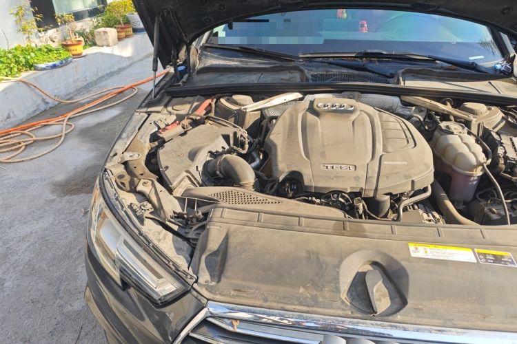 Used Audi A4L 2019 40 TFSI Fashion Edition China VI Emission Standard Engine Bay Right