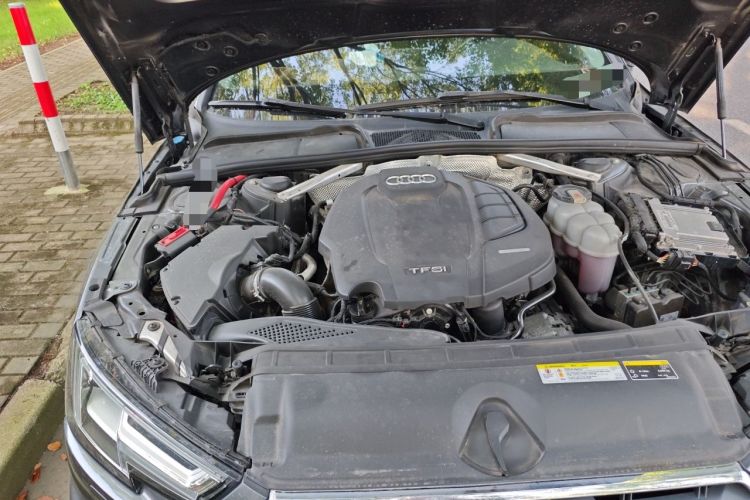 Used Audi A4L 2019 40 TFSI Fashion Edition China VI Emission Standard Engine Bay Right