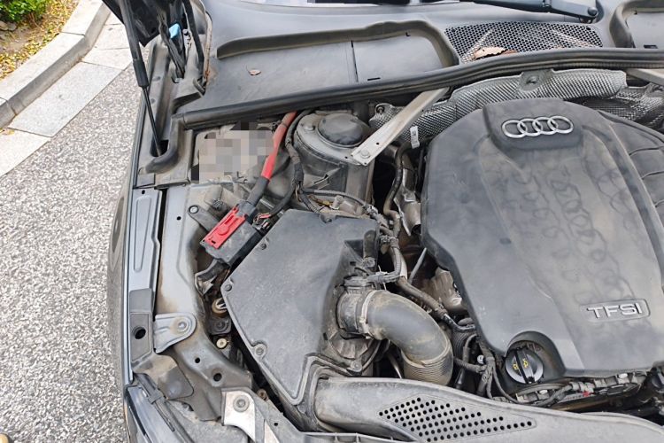 Used Audi A4L 2019 40 TFSI Fashion Edition China VI Emission Standard Engine Bay Right