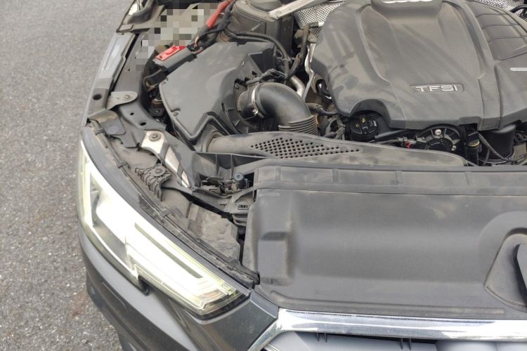 Used Audi A4L 2019 40 TFSI Fashion Edition China VI Emission Standard Engine Bay Right