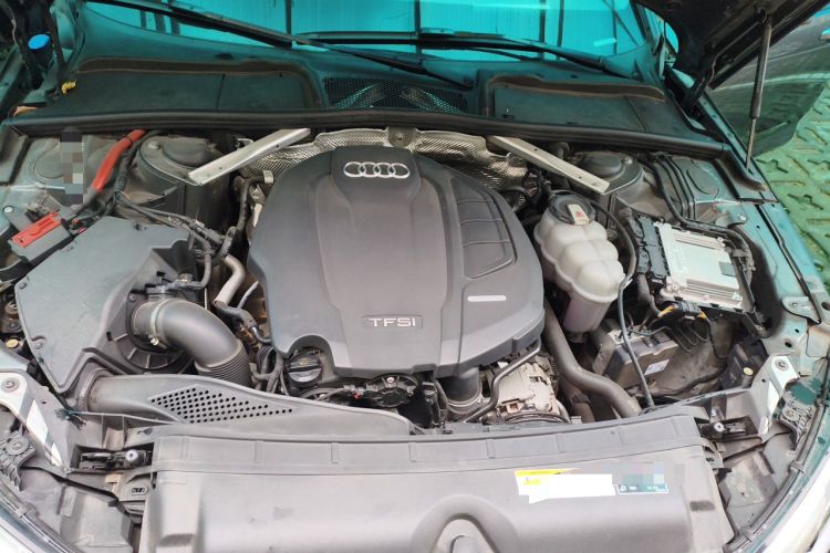 Used Audi A4L 2019 40 TFSI Fashion Edition China VI Emission Standard Engine Bay