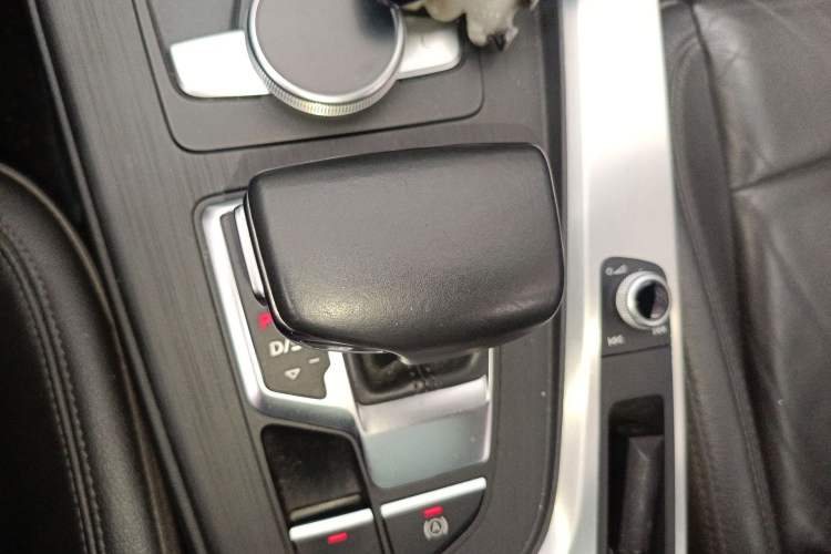 Used Audi A4L 2019 40 TFSI Fashion Edition China VI Emission Standard Gear Lever