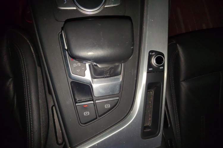 Used Audi A4L 2019 40 TFSI Fashion Edition China VI Emission Standard Gear Lever