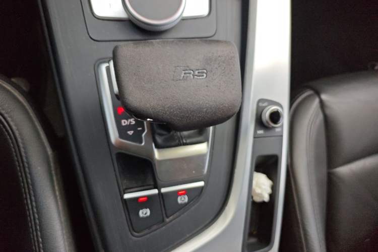 Used Audi A4L 2019 40 TFSI Fashion Edition China VI Emission Standard Gear Lever