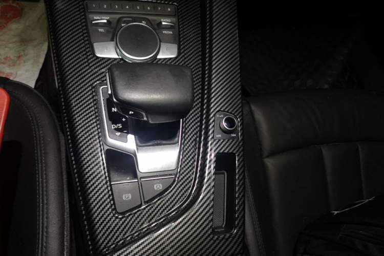 Used Audi A4L 2019 40 TFSI Fashion Edition China VI Emission Standard Gear Lever