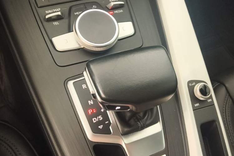 Used Audi A4L 2019 40 TFSI Fashion Edition China VI Emission Standard Gear Lever