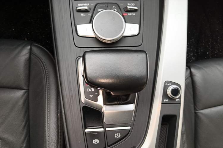 Used Audi A4L 2019 40 TFSI Fashion Edition China VI Emission Standard Gear Lever