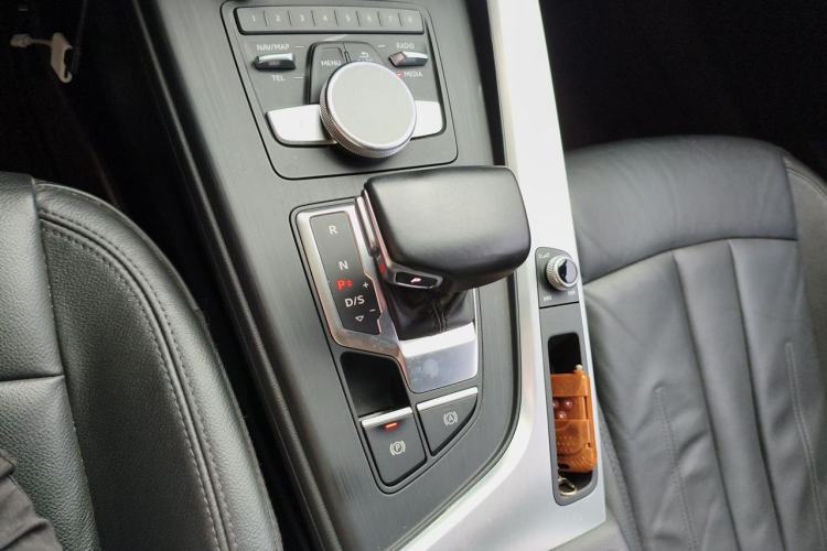 Used Audi A4L 2019 40 TFSI Fashion Edition China VI Emission Standard Gear Lever