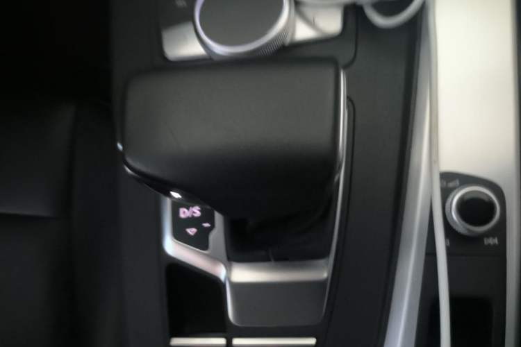 Used Audi A4L 2019 40 TFSI Fashion Edition China VI Emission Standard Gear Lever